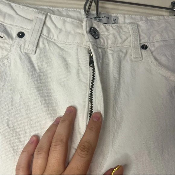 A+F Mom The Mom High Rise Curve Love White Distressed Cropped Jeans - Picture 7 of 14